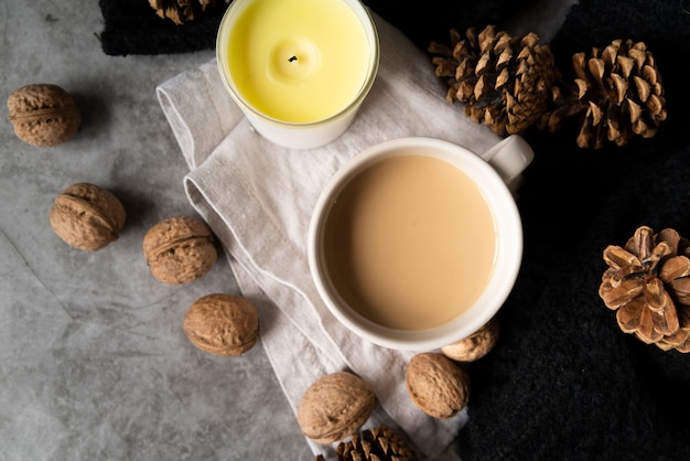 Kostenloses Foto draufsichtdekoration mit kaffeetasse und kerze