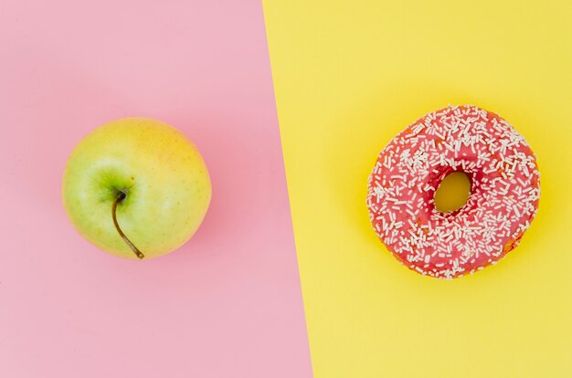 Draufsichtdonut gegen Frucht