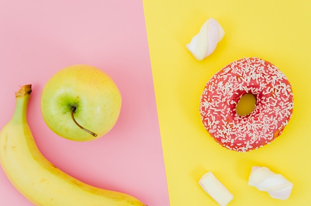 Draufsichtdonut gegen Frucht