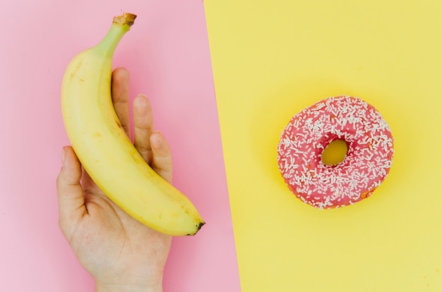 Kostenloses Foto draufsichtdonut gegen frucht