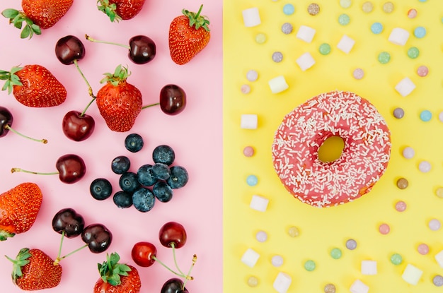 Draufsichtdonut gegen Frucht