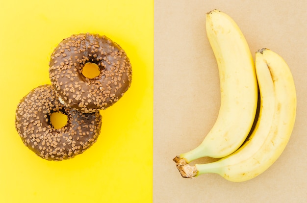 Draufsichtdonut gegen Frucht