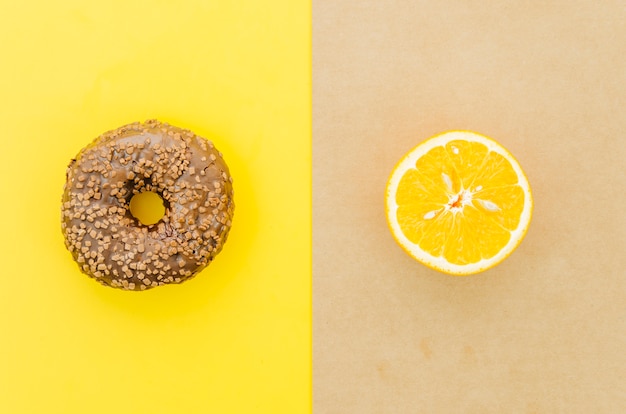 Draufsichtdonut gegen Frucht