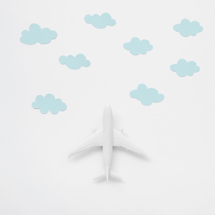 Kostenlose Foto draufsichtflugzeugspielzeug mit wolken