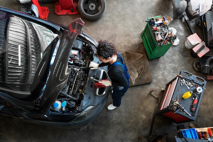 Kostenlose Foto draufsichtfrau, die auto repariert