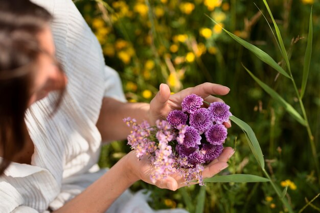 Draufsichtfrau, die Blumen hält