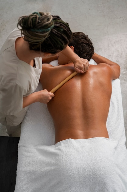 Draufsichtfrau, die in einem Spa arbeitet