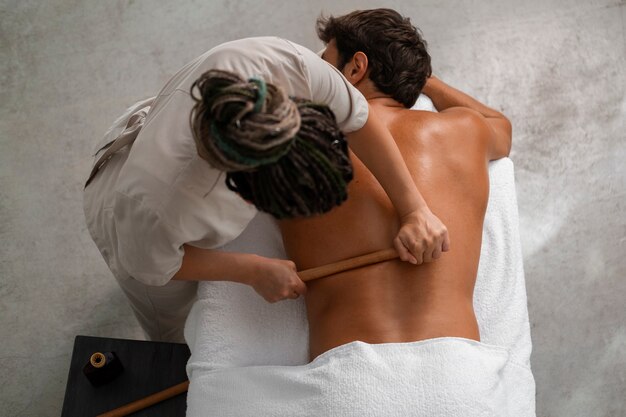 Draufsichtfrau, die in einem Spa arbeitet