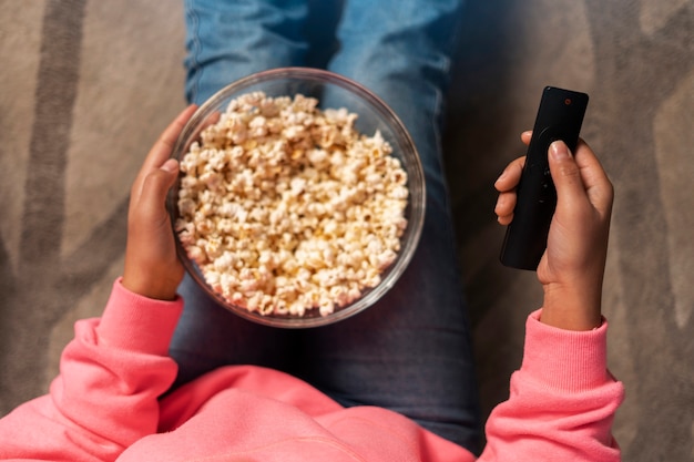 Draufsichtfrau, die popcorn hält