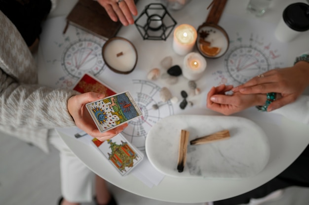 Draufsichtfrau, die zu Hause Tarot liest