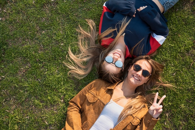 Kostenloses Foto draufsichtfrauen, die auf gras sitzen