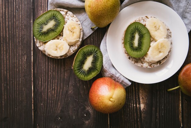 Draufsichtfruchtfrühstück auf hölzernem Hintergrund