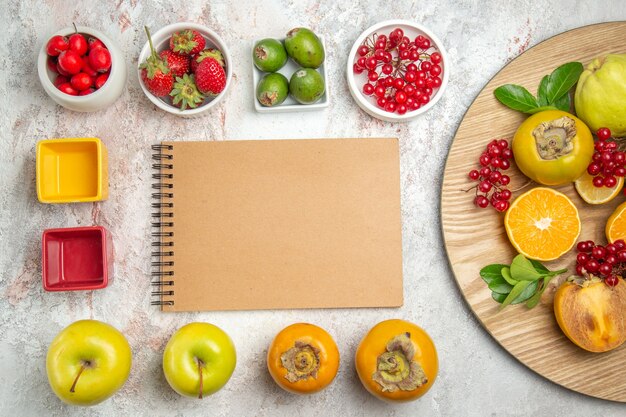 Draufsichtfruchtzusammensetzung verschiedene frische Früchte auf weißem Tisch