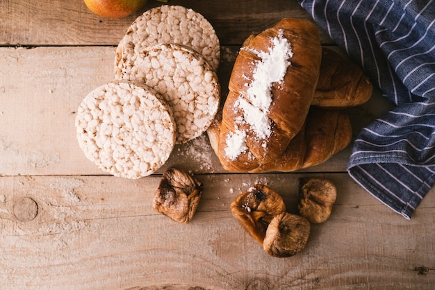 Draufsichtfrühstück auf hölzernem Hintergrund