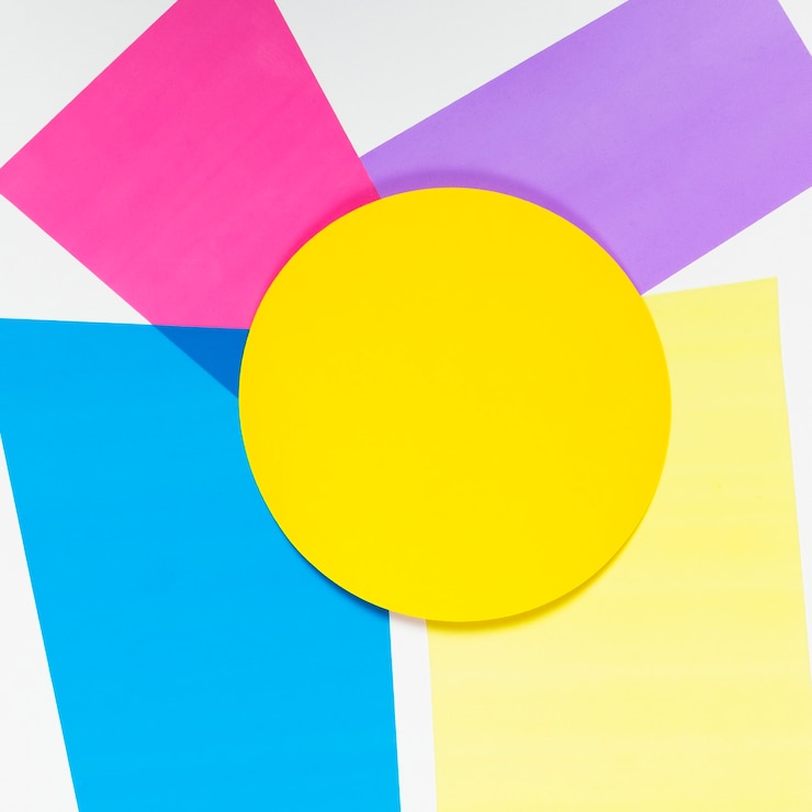 Kostenlose Foto draufsichtgelbkreis mit bunten geometrischen formen