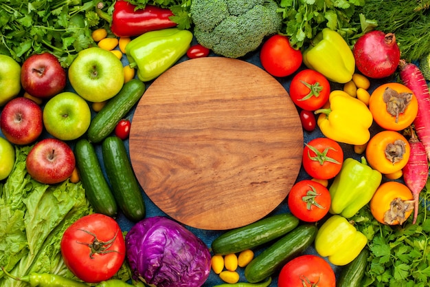 Draufsichtgemüsezusammensetzung mit frischen früchten auf blauer tabellenfarbe reifer diätsalat gesundes leben