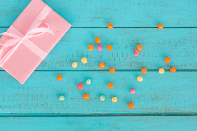 Draufsichtgeschenke mit bunten Bonbons