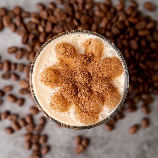 Draufsichtglas Cappucino mit Kaffeebohnen