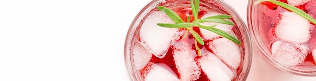 Draufsichtglas Cranberry-Wodka mit Eis und Kopierraum