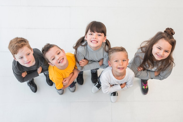 Kostenloses Foto draufsichtgruppe kinder, die zusammen aufwerfen