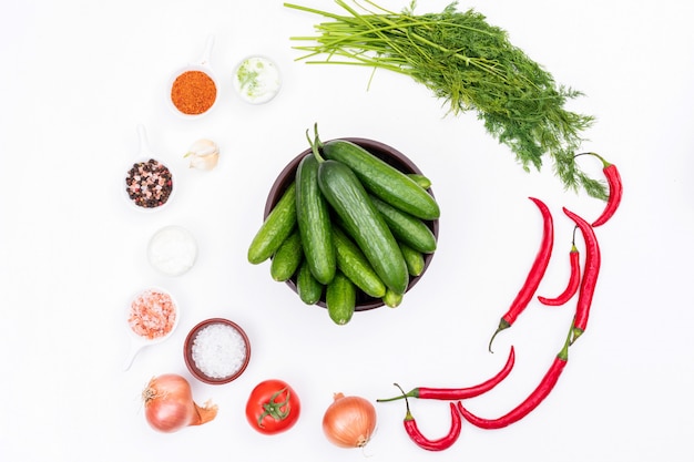 Kostenloses Foto draufsichtgurke in der schüssel mit knoblauch-chili-dill und gewürzen auf weißer horizontaler