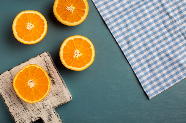 Kostenloses Foto draufsichthälfte schnitt orangen und tuch