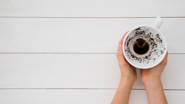 Draufsichthände, die Kaffeetasse halten