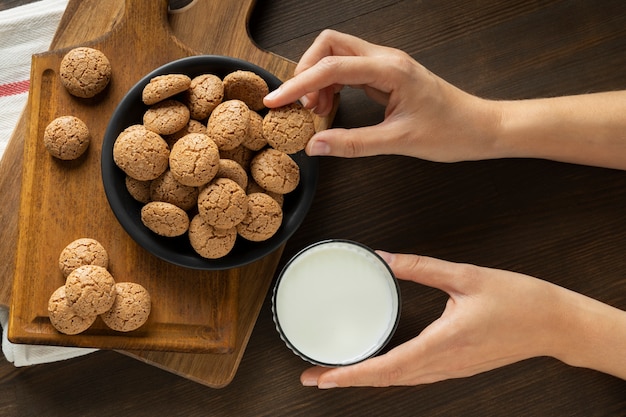 Draufsichthände, die Milch und pepernoten halten