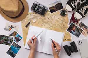 Kostenloses Foto draufsichthände, die stift und flugzeug halten