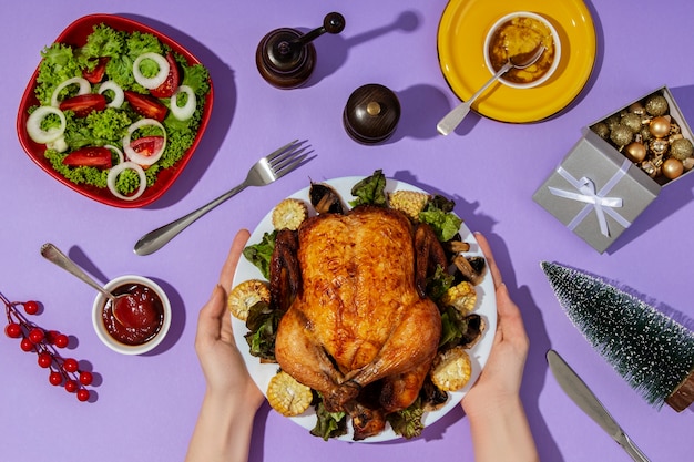 Draufsichthände, die teller mit essen halten