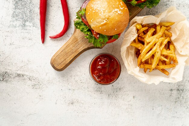 Draufsichthamburger mit Pommes-Frites