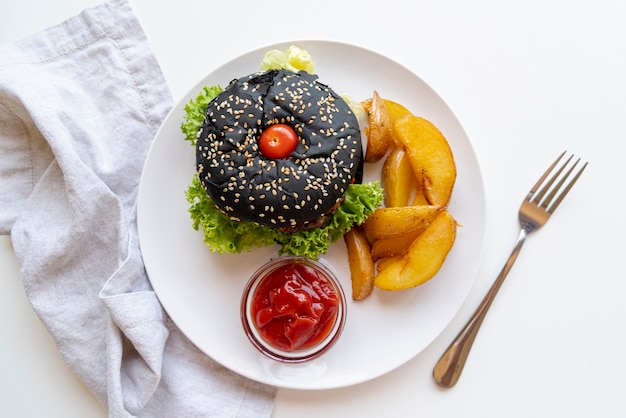 Kostenloses Foto draufsichthamburger mit pommes-frites