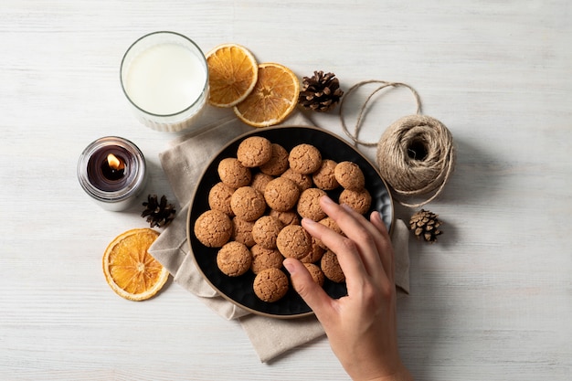 Kostenloses Foto draufsichthand, die pepernoten-dessert hält