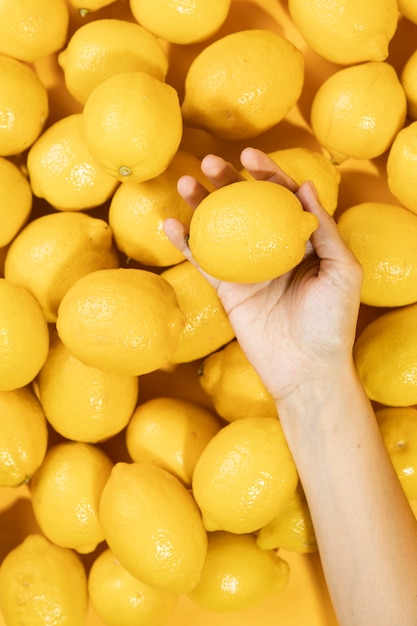 Kostenloses Foto draufsichthand, die rohe limonade hält