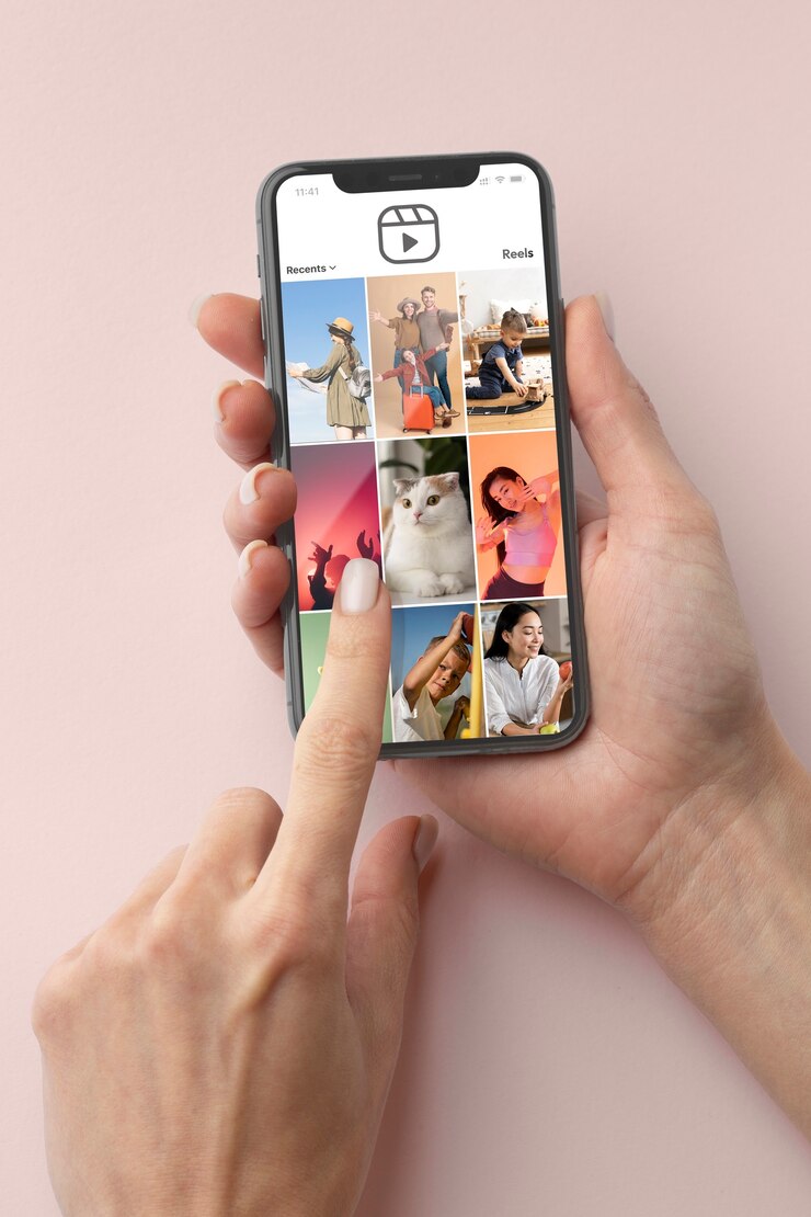 Kostenlose Foto draufsichthand, die smartphone hält