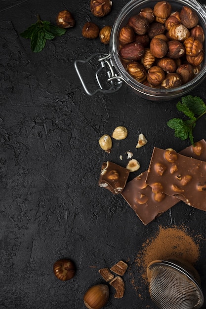 Kostenloses Foto draufsichthaselnussschokolade auf dem tisch