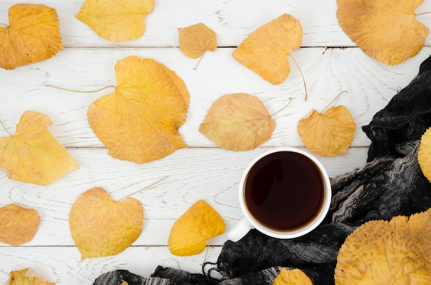 Kostenloses Foto draufsichtherbstlaub mit kaffee