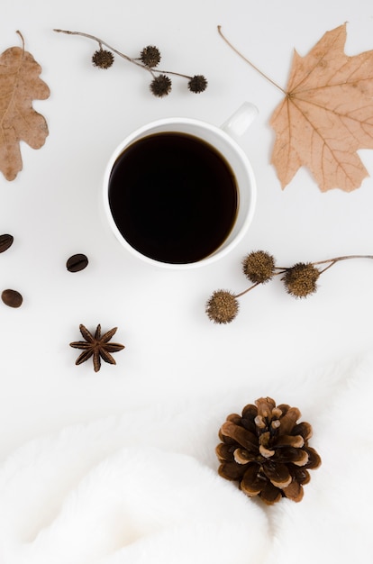 Kostenloses Foto draufsichtherbstlaub mit kaffee