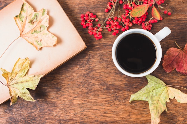 Draufsichtherbstzusammensetzung mit Kaffee und Blättern