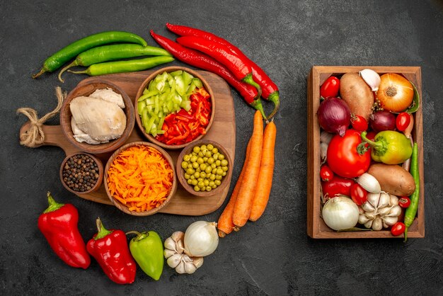 Draufsichtige würzige Paprikaschoten mit Bohnen Huhn und Karotte auf dunklem Schreibtischfarbsalat reif frisch