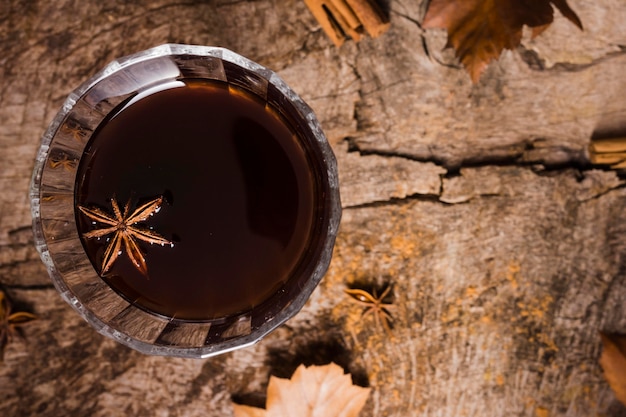 Draufsichtkaffee im Glas mit Sternanis