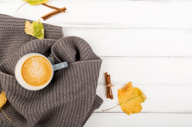 Draufsichtkaffeetasse auf einem Tuch mit Kopienraum