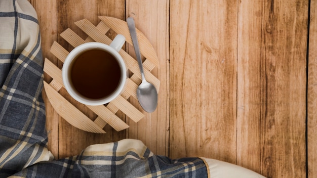 Draufsichtkaffeetasse auf hölzernem Hintergrund