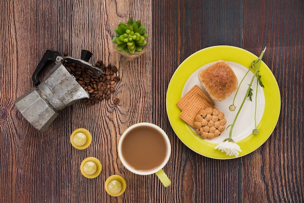 Draufsichtkaffeetasse mit Frühstück