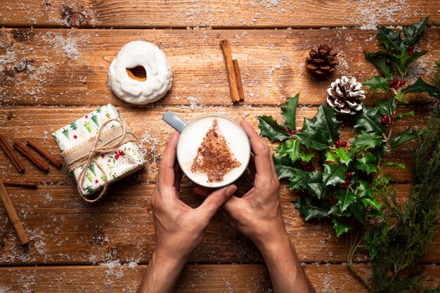 Draufsichtkaffeetasse mit hölzernem Hintergrund