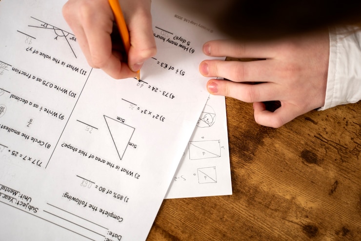 Kostenlose Foto draufsichtkind, das in der schule betrügt