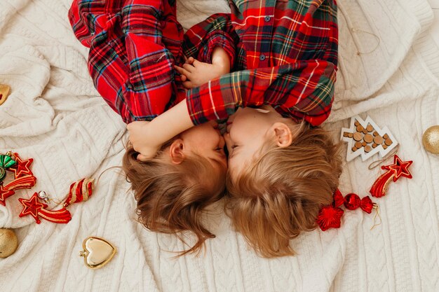 Draufsichtkinder, die an Weihnachten nah im Bett sind