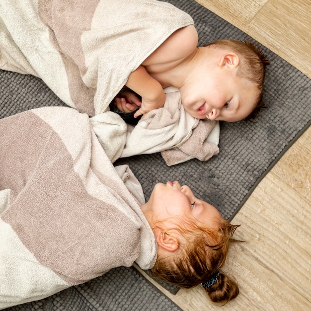 Draufsichtkinder, die auf den Boden legen