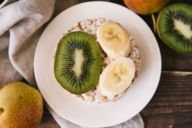 Draufsichtkiwi- und -bananenscheiben