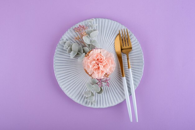 Draufsichtkleiner kuchen mit blume auf platte